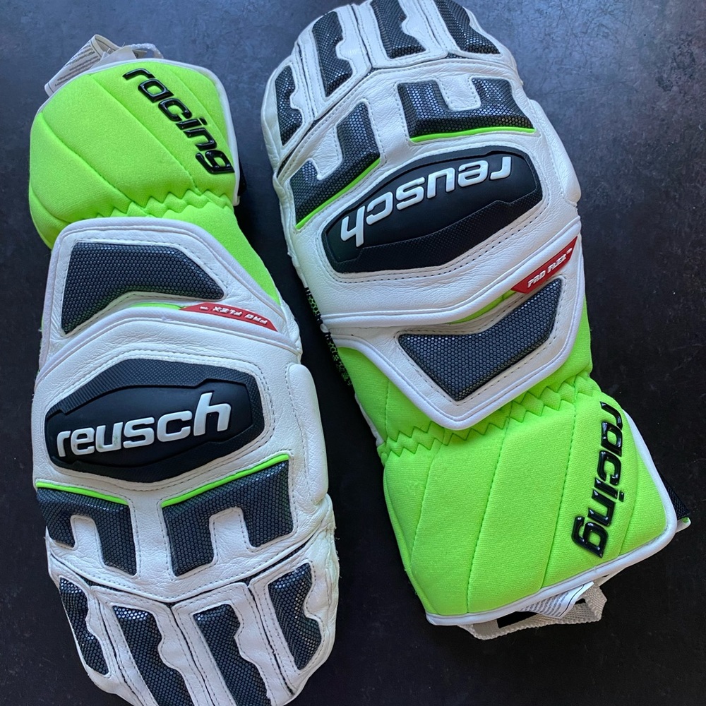Reusch unisex World Cup leather mitten with finger lining for added dexterity.